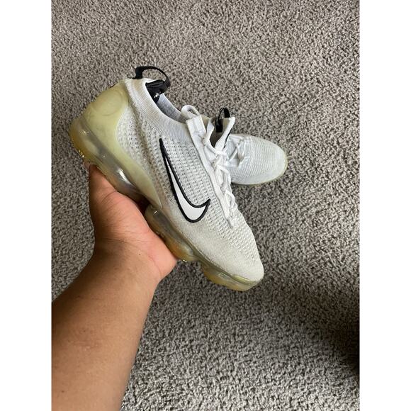 Size. 8-Nike Air Vapormax Flyknit Monochrome Athletic Shoes - Picture 1 of 6
